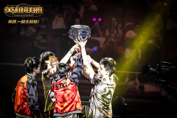 EPL S20 小组赛：实力压制 Vitality 2-0轻取FURIA